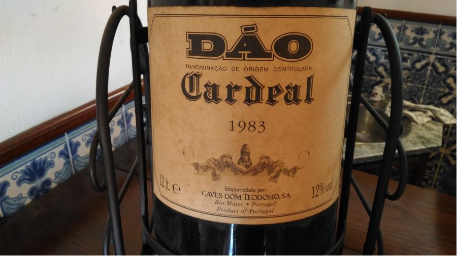 Wine of the demarcated region of Dão CARDEAL of 1983, of Portugal with 33 years of age.