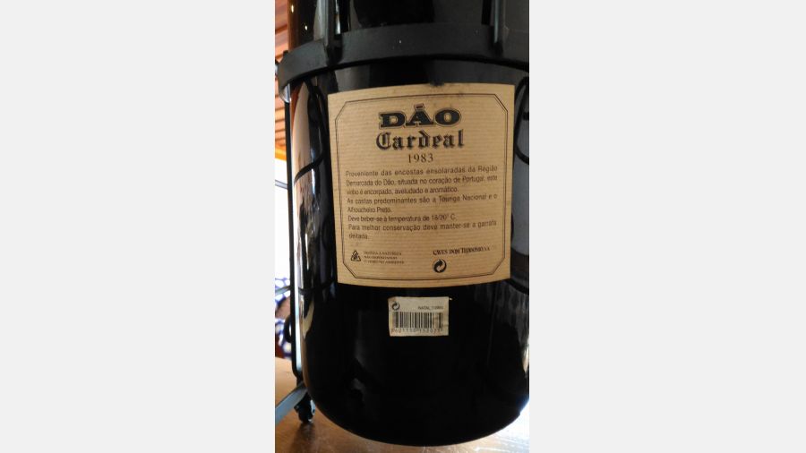 Wine of the demarcated region of Dão CARDEAL of 1983, of Portugal with 33 years of age.